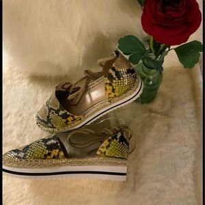 NWOT  Jennifer Lopez - Yellow multi colored snake skin, ankle wedge shoe. Sz 8